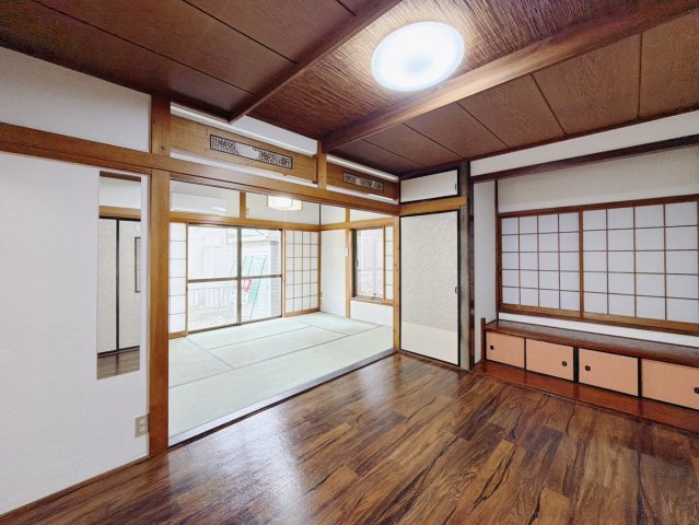 【中古戸建】行田市持田3丁目の和室|■和室｜「続き間の和室」は子育て世代にこそ適しています。お子様のお昼寝スペースや、洗濯物をたたむのに便利です。客間やリビングの延長としても使えます。