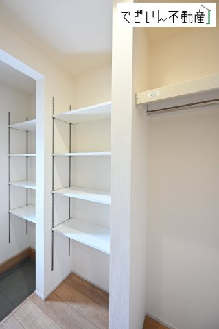 【玄関】 | Livele Garden.S深谷市東方町第6　【平屋】新築住宅 | 靴や荷物がすっきり収まる収納付き。来客時も安心して迎えられる、整った印象の玄関です。
現地(2026年9月撮影)