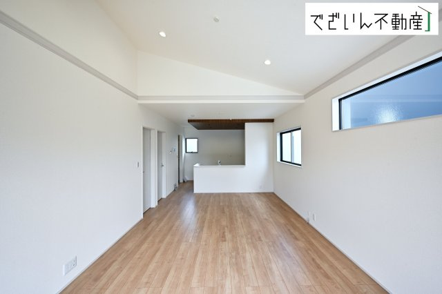 【居間・リビング】 | Livele Garden.S深谷市東方町第6　【平屋】新築住宅 | 空気感という居心地の良いＢＧＭは、暮らしのステージを彩り、心のやすらぎと満足感を与えてくれます。通風と採光を考慮した設計は地域の鼓動を感じ、お寛ぎ頂くことが可能です。
現地(2026年9月撮影)