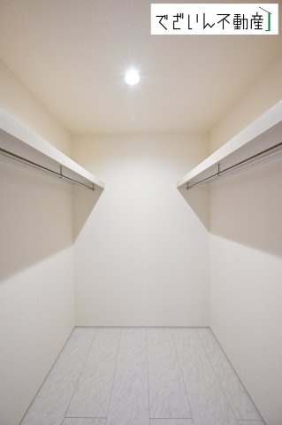 【収納】 | Livele Garden.S深谷市東方町第6　【平屋】新築住宅 | ファミリークローク付♪暮らし心地を大きく左右する収納を、適材適所に配置し使い勝手を考慮してあります。空間を余すところなく有効利用した収納は生活空間をより上質なものにします。
現地(2026年9月撮影)