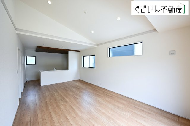 【居間・リビング】 | Livele Garden.S深谷市東方町第6　【平屋】新築住宅 | 室内構成に拘り採光とセンスを散りばめた空間。それは『柔らかさ』に似た素敵な居場所。そこに暮らす人のことを考えつくり出したものは『癒し』という心地よい居場です。
現地(2026年9月撮影)