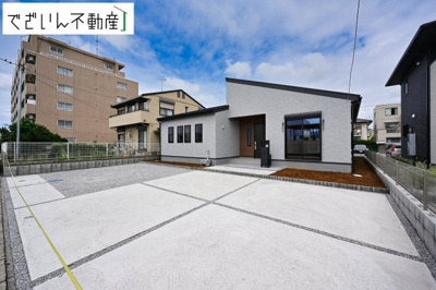 【外観】 | Livele Garden.S深谷市東方町第6　【平屋】新築住宅 | 穏やかな佇まいが、家族の新しい日常を優しく包み込む。静かな街並みに、安心して子育てできる環境が整っています。
現地(2026年9月撮影)