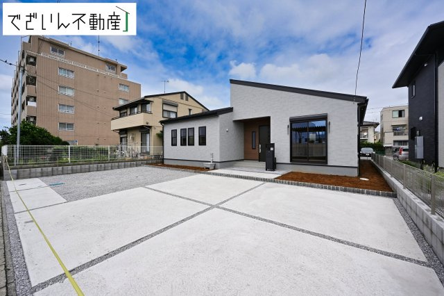 【外観】 | Livele Garden.S深谷市東方町第6　【平屋】新築住宅 | 穏やかな佇まいが、家族の新しい日常を優しく包み込む。静かな街並みに、安心して子育てできる環境が整っています。
現地(2026年9月撮影)