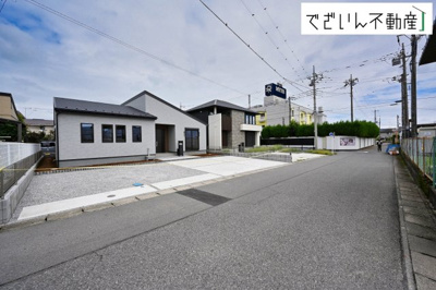 【外観】 | Livele Garden.S深谷市東方町第6　【平屋】新築住宅 | 街並みに馴染む、シンプルで洗練された佇まい。暮らしにちょっとした遊び心を添えてくれるお家です。
現地(2026年9月撮影)