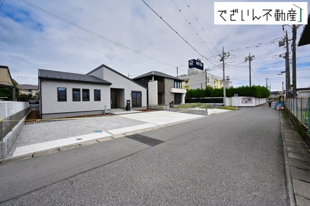 【外観】 | Livele Garden.S深谷市東方町第6　【平屋】新築住宅 | 街並みに馴染む、シンプルで洗練された佇まい。暮らしにちょっとした遊び心を添えてくれるお家です。
現地(2026年9月撮影)