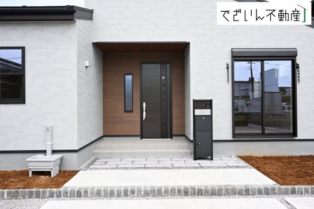 【玄関】 | Livele Garden.S深谷市東方町第6　【平屋】新築住宅 | 清潔感溢れる玄関がお出迎えする本邸宅の物語は、ここから始まる日常を期待させます。この場所には「希望」と「優越」で包み込んでくれる「特別」な空間があります。
現地(2026年9月撮影)