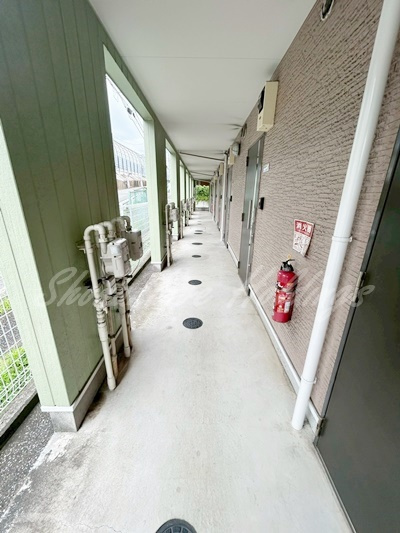 横浜市戸塚区名瀬町のアパートのエントランス