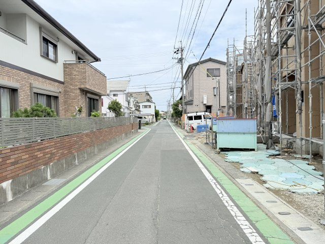 ブルーミングガーデン三和町 全3棟 1期の前面道路含む現地写真|物件前の道路になります。