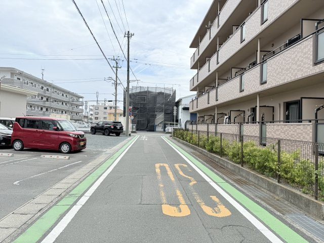ブルーミングガーデン三和町 全3棟 1期の前面道路含む現地写真|物件前の道路になります。