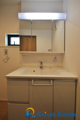 中古戸建　茅ヶ崎市浜之郷の独立洗面台|ゆとりのある洗面スペースで身支度もスムーズにできますね◎