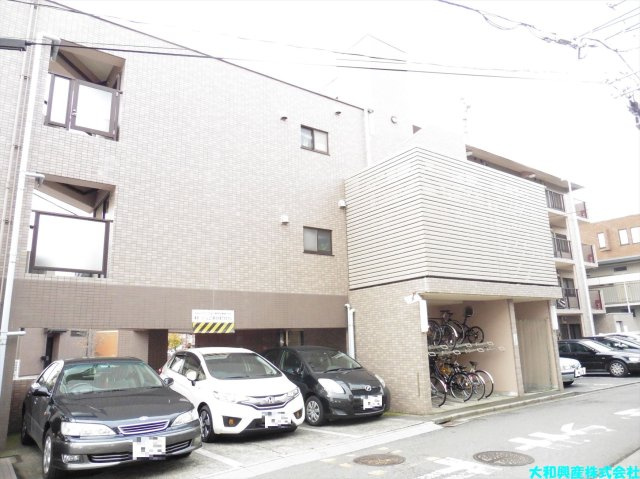 ドミール相模大野の駐車場