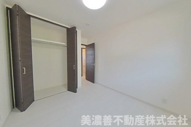 ６７０７３　岐阜市大洞緑山未使用住宅の洋室