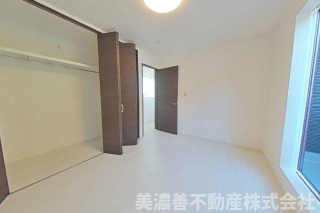 ６７０７３　岐阜市大洞緑山未使用住宅の洋室