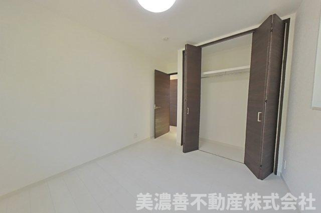 ６７０７３　岐阜市大洞緑山未使用住宅の洋室