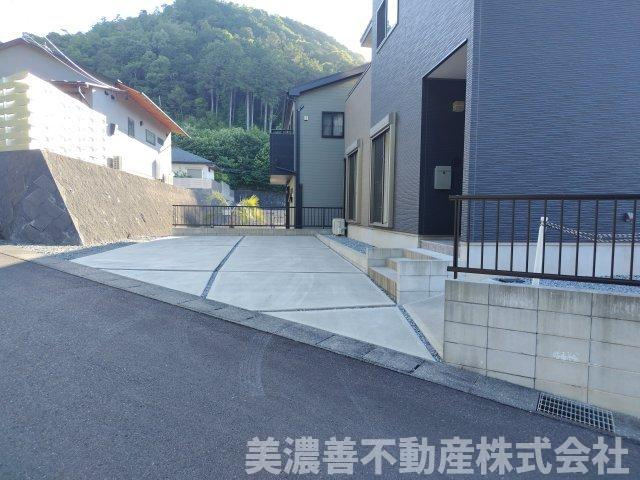 ６７０７３　岐阜市大洞緑山未使用住宅の駐車場