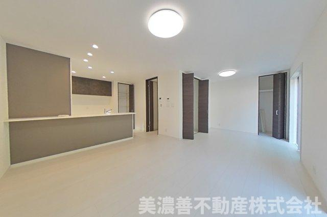 ６７０７３　岐阜市大洞緑山未使用住宅の居間・リビング