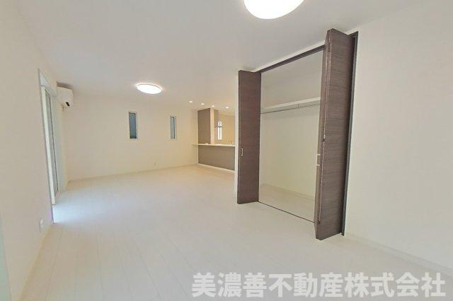 ６７０７３　岐阜市大洞緑山未使用住宅の居間・リビング