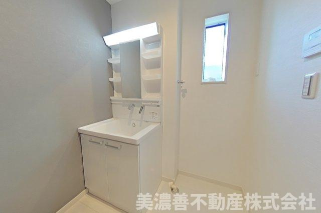 ６７０７３　岐阜市大洞緑山未使用住宅の独立洗面台