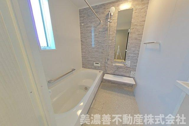 ６７０７３　岐阜市大洞緑山未使用住宅の浴室