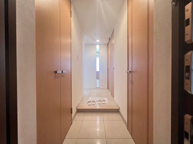 クロスレジデンス大阪新町の玄関