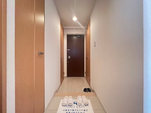 クロスレジデンス大阪新町の玄関