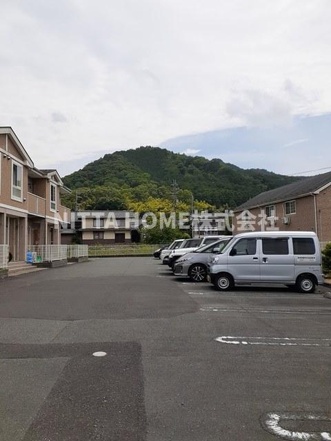 綾部市寺町農屋敷のアパートの駐車場|敷地内に駐車場も完備★