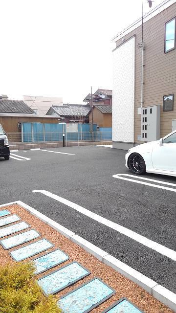 ホワイトヒューレ Ⅱの駐車場
