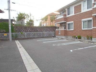 アルバⅡの駐車場