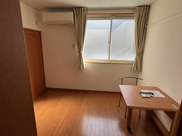 【居間・リビング】 | レオパレス多摩ハッピーランド | 2階は絨毯仕様です。