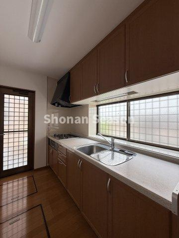 【現地画像あり】中郡二宮町緑が丘三丁目　中古戸建　56.28坪のキッチン|吊戸棚を備えており、調理器具や食器などをたっぷり収納できます◎