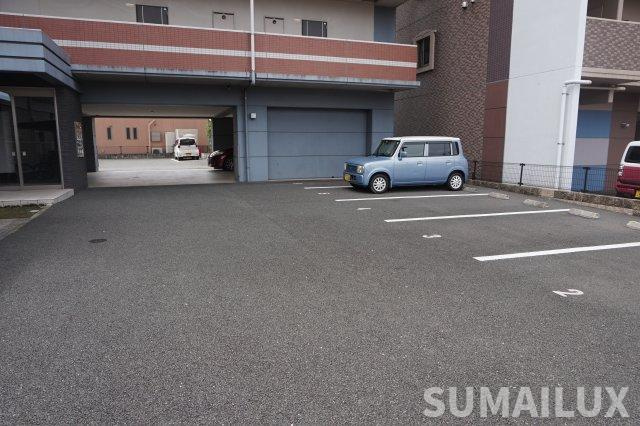 プリマローザの駐車場