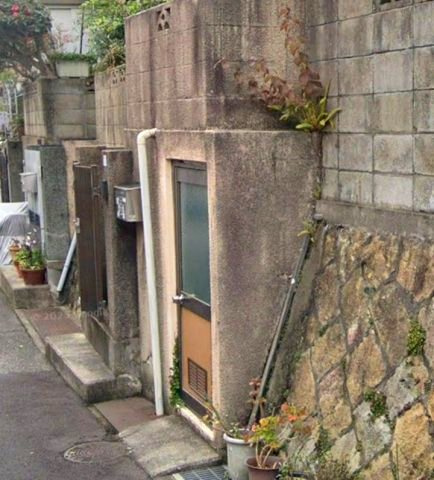 上池田1丁目の収納|門扉横　便利な倉庫スペース