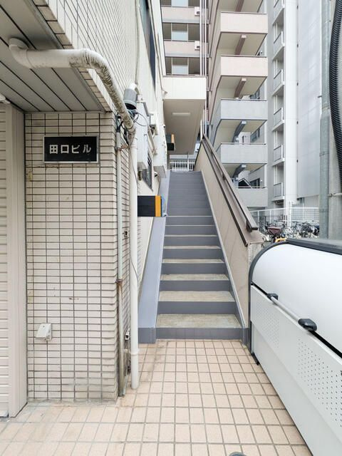調布ＦＴビルのエントランス