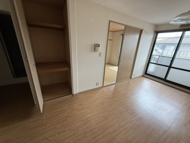 ストークホームⅢの居間・リビング