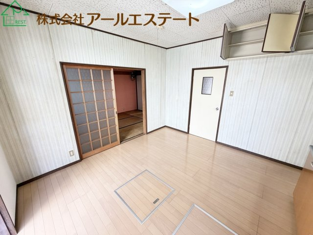 加古川市別府町別府　　　山陽電鉄「別府駅」徒歩6分の居間・リビング|※室内リフォーム前画像となります。(2026/8/10　撮影)　
リフォーム後、さらに美しい室内に仕上げてからのお引渡しです！