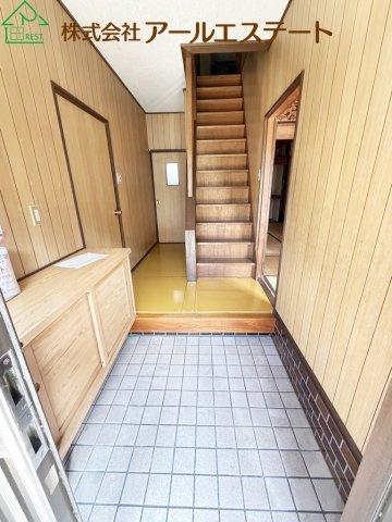加古川市別府町別府　　　山陽電鉄「別府駅」徒歩6分の玄関|※室内リフォーム前画像となります。(2026/8/10　撮影)　
リフォーム後、さらに美しい室内に仕上げてからのお引渡しです！