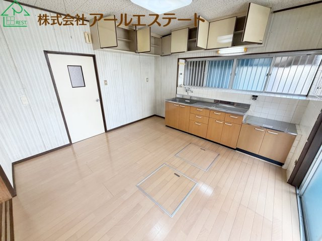 加古川市別府町別府　　　山陽電鉄「別府駅」徒歩6分の居間・リビング|※室内リフォーム前画像となります。(2026/8/10　撮影)　
リフォーム後、さらに美しい室内に仕上げてからのお引渡しです！