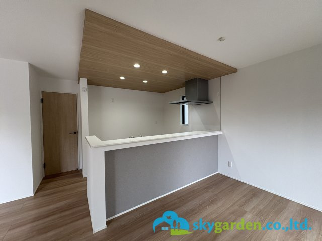 茅ヶ崎市室田５期　新築戸建　全２棟１号棟のキッチン|視界良好の対面型オープンキッチン