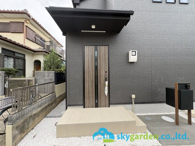 茅ヶ崎市室田５期　新築戸建　全２棟１号棟の外観|玄関ポーチの様子