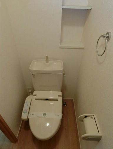 U.ZハイツIのトイレ|トイレ（温水洗浄便座・手洗いカウンター付き）、
とても綺麗で清潔感があります♪