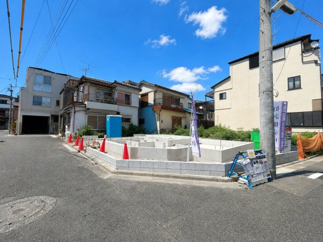 足立区伊興4丁目新築戸建て【全1棟】の前面道路含む現地写真|【7/24撮影】陽だまり広がる人気の南西角地。周囲に圧迫感がなく、明るく風通しの良い住まいが実現します！
