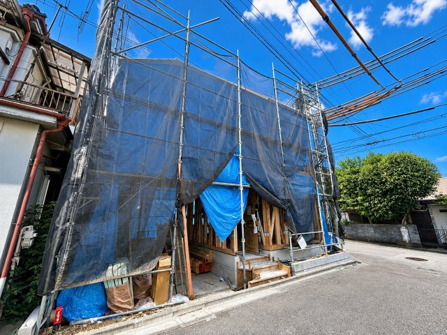 足立区伊興4丁目新築戸建て【全1棟】の外観|【8/1撮影】完成に向けて着々と工事が進行中。新しい暮らしへの期待が日ごとに高まります。