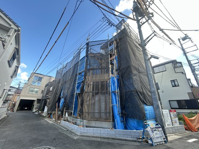 足立区伊興4丁目新築戸建て【全1棟】の前面道路含む現地写真|【8/1撮影】住まいづくりの大切な工程を経て、ご家族の未来を支える一邸が完成へと近づいています。