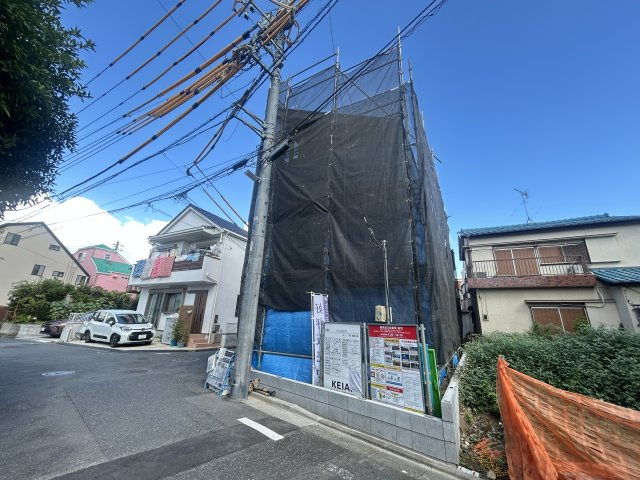 足立区伊興4丁目新築戸建て【全1棟】の前面道路含む現地写真|【8/1撮影】一棟一棟、丁寧に造り上げられる住まい。完成の日が待ち遠しい一邸です。
