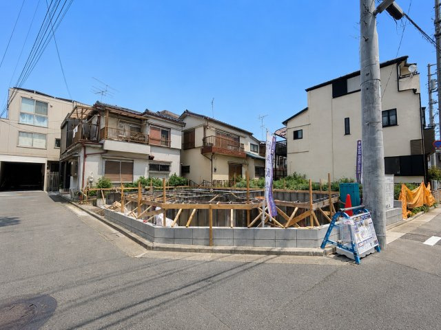足立区伊興4丁目新築戸建て【全1棟】の前面道路含む現地写真|陽だまり広がる人気の南西角地。周囲に圧迫感がなく、明るく風通しの良い住まいが実現します