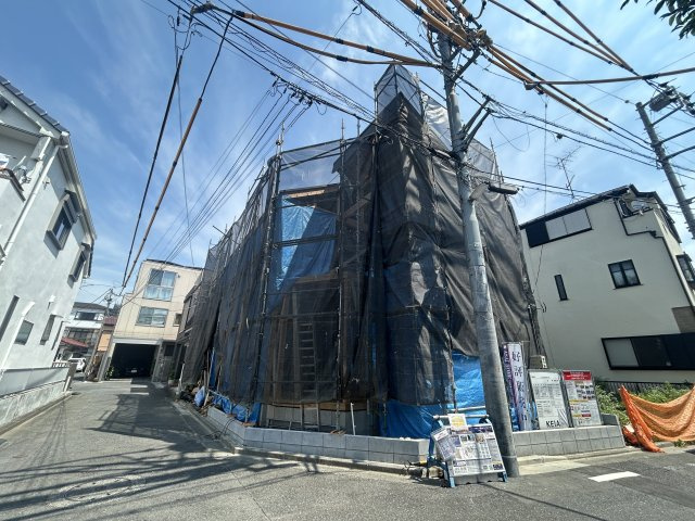 足立区伊興4丁目新築戸建て【全1棟】の外観|【8/1撮影】完成に向けて着々と工事が進行中。新しい暮らしへの期待が日ごとに高まります。