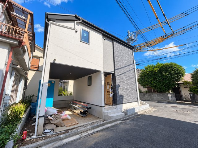 足立区伊興4丁目新築戸建て【全1棟】の外観|雨の日にも嬉しいビルトインガレージ。白×グレーの洗練された外観が目を惹く、スタイリッシュな一邸です。