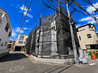 【外観】 | 足立区伊興4丁目新築戸建て【全1棟】 | 陽だまり広がる人気の南西角地。周囲に圧迫感がなく、明るく風通しの良い住まいが実現します