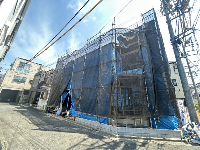 足立区伊興4丁目新築戸建て【全1棟】の前面道路含む現地写真|【8/1撮影】住まいづくりの大切な工程を経て、ご家族の未来を支える一邸が完成へと近づいています。