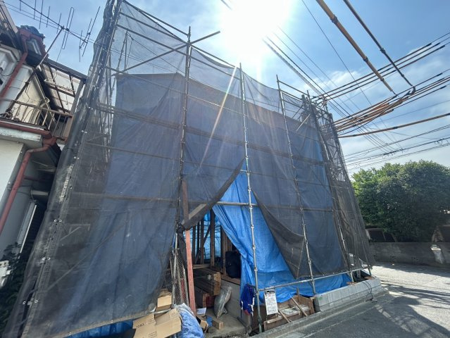 足立区伊興4丁目新築戸建て【全1棟】の前面道路含む現地写真|【8/1撮影】一棟一棟、丁寧に造り上げられる住まい。完成の日が待ち遠しい一邸です。